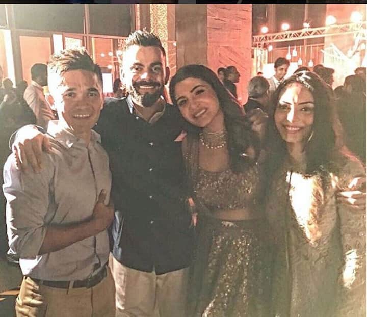 रिसेप्शन के दौरान मेहमानों के साथ खूब पोज़ देते नजर आए विराट-अनुष्का.