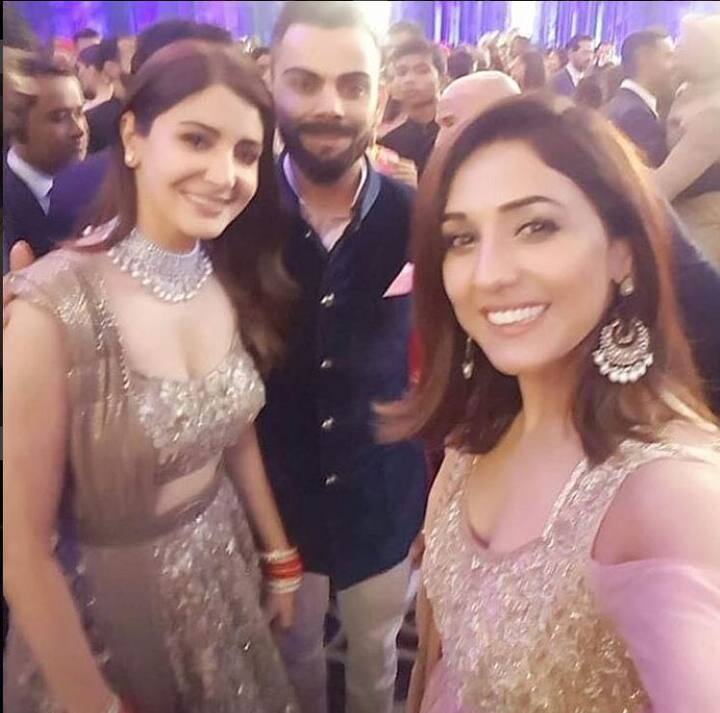 विराट-अनुष्का ने मेहमानों के साथ तस्वीरें भी खिंचवाईं.