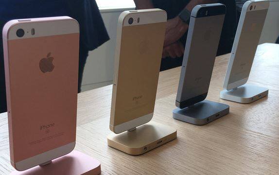 आईफोन SE के फीचर्स की बात करें तो इसमें 4 इंच की स्क्रीन दी गई है जो रेटिना डिस्प्ले के साथ आता है. इसमें एपल A9 चिपसेट का इस्तेमाल किया गया है साथ ही 2 जीबी रैम दी गई है. 