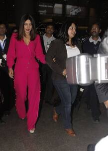 Spotted: मुंबई एयरपोर्ट पर बेहद HOT अंदाज़ में नज़र आईं प्रियंका चोपड़ा