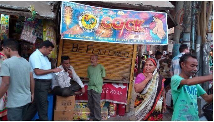 दीवाली के मौके पर सुप्रीम कोर्ट के दिल्ली एनसीआर में पटाखे बैन करने के फैसले ने दिल्लीवासियों को निराश किया. सुप्रीम कोर्ट ने इसके पीछे प्रदूषण का हवाला दिया था. इसे लेकर देशभर में बवाल मचा. आलम ये था कि इस हिंदू विरोधी फैसला करार दिया गया और सोशल मीडिया पर सुप्रीम कोर्ट तक को हिंदू विरोधी बताकर घेरा गया.