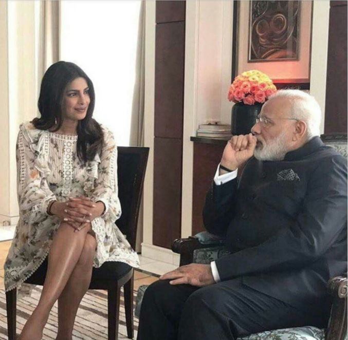 पीएम मोदी के एक फ्रांस दौरे के दौरान दिग्गज अदाकारा प्रियंका चोपड़ा भी वहीं मौजूद थीं. दोनों की मुलाकात हुई जिसकी तस्वीरें सोशल मीडिया पर वायरल हो गईं. इन तस्वीरों में प्रियंका के पहनावे पर सवाल खड़े किए गए. ट्रोल्स ने उन्हें इस बात पर ट्रोल किया कि पीएम से मुलाकात के दौरान उन्हें ऐसे कपड़े नहीं पहनने चाहिए थे जिसमें उनकी टांगें दिखाई दे रही हों.