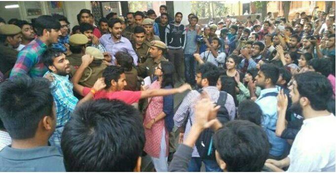 दिल्ली के रामजस कॉलेज में जेएनयू के छात्र उमर खालीद को एबीवीपी वालों ने सेमिनार में हिस्सा नहीं लेन देने का फैसला किया. उन्होंने इसे उमर के जेएनयू से होने से जोड़ दिया. बाद में कॉलेड लेफ्ट और राइट के छात्रों के बीच युद्ध के मैदान में तब्दील हो गया.