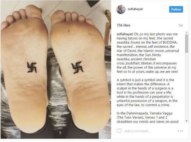 बिग बॉस की एक्स कंटेस्टेंट सोफिया हयात के इस टैटू से भी लोगों को चोट पहुंची. दरअसल ये स्वास्तिक का निशान है. हिंदू धर्म में ये उनकी गहरी आस्था का विषय है. इसे लेकर सोफिया को जान से मारने की धमकियां भी मिलीं.
