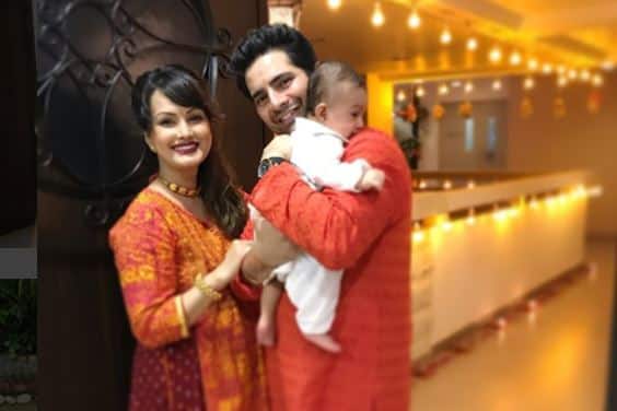 टेलीविजन शो ये 'ये रिश्ता क्या कहलाता है' से घर घर में नैतिक नाम से मशहूर हुए एक्स 'बिग बॉस' कंटेस्टेंट करन मेहरा की पत्नी निशा रावल ने बेटे कविश मेहरा को जन्म दिया.