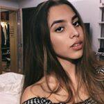 वहीं इस प्लेटफॉर्म पर वे महज़ 95 लोगों को फॉलो करती हैं.