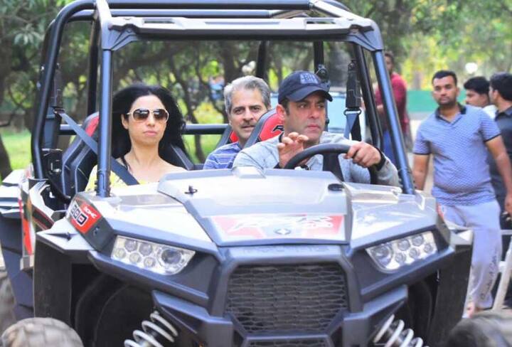 सलमान खान के लिए ये बर्थडे दोहरी खुशी को सेलिब्रेट करने का मौका था. बर्थडे पर सेलिब्रेशन तो होना ही था लेकिन साथ ही ‘टाइगर जिंदा है’ की सक्सेज की वजह से ये सेलिब्रेशन और भी धमाकेदार हुआ.