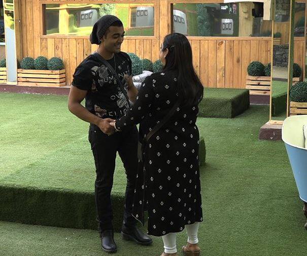 कंटेस्टेंट के अपने परिवारवालों से मिलने का एपिसोड आज टेलीकास्ट होगा. कलर्स टीवी की ओर के आज के एपिसोड के प्रोमो जारी कर दिए गए हैं.