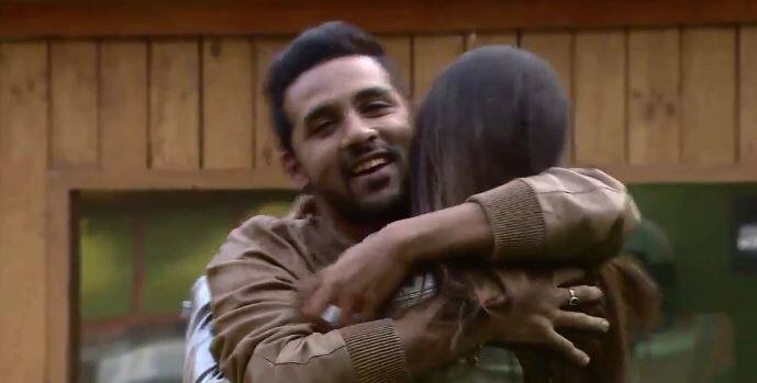 बिग बॉस के घर में सबसे पहले बंदगी कालरा की एंट्री होती है. बंदगी से मिलकर पुनीश काफी इमोशनल हो जाते हैं.