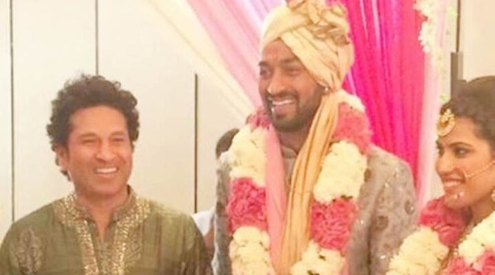 Hardik Pandya welcomes Sachin Tendulkar at brother Krunal’s wedding, watch video हार्दिक पांड्या के भाई क्रुणाल की शादी में सचिन तेंदुलकर का हुआ 'स्वैग से स्वागत'
