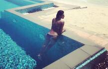 पूल में मस्ती करती नजर आईं यह टीवी सेलिब्रिटी, वायरल हुईं तस्वीरें