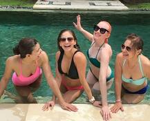 दोस्तों के साथ पूल में मस्ती करती नजर आईं जैकलीन फर्नांडिस, नज़र आईं बिकिनी में