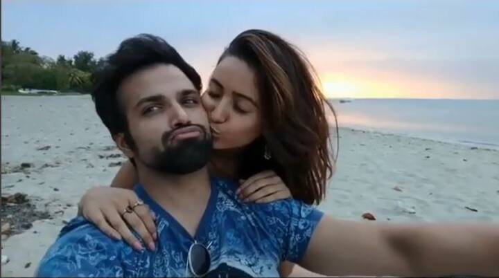 मशहूर टीवी एक्ट्रेस आशा नेगी और उनके ब्वॉयफ्रेंड रित्विक धनजानी वेकेशन मनाने मॉरीशस गए थे. जहां पर दोनों एक दूसरे के साथ खूबसूरत वक्त बिताया.