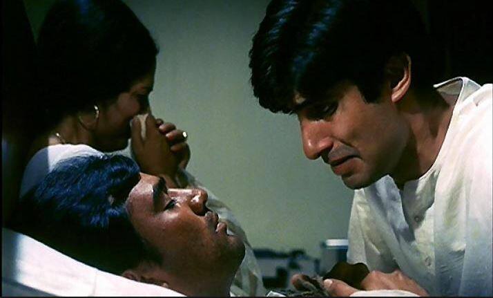 राजेश की तबीयत बिगड़ने के कारण 14 जुलाई को उन्हें लीलावती अस्पताल में भर्ती किया गया और 16 जुलाई को घर लाया गया. फिल्मों में अपनी अदाकारी से लोगों को भावुक कर उनके दिलों में छाप छोड़ने वाले इस अभिनेता ने 18 जुलाई, 2012 को अपने घर 'आशिर्वाद' में अंतिम सांस ली.