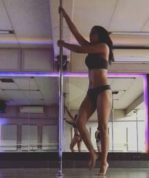 पोल से लिपट कर क्या कर रही हैं यह बॉलीवुड अभिनेत्री