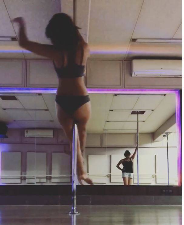   बताते चलें कि उनकी टाइमलाइन ऐसी ही तस्वीरों से पटी पड़ी है. आगे देखें उनकी योग की वो तस्वीरें जो उन्होंने इंस्टा पर पोस्ट की हैं.