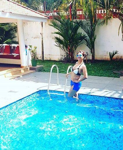 बिग बॉस सीजन 1 में कश्मीरा शाह पहली बार बिग बॉस के घर में अपने बिकिनी अवतार दिखाया. नेशनल टीवी पर हॉट बिकिनी पहन कर पूल में उतरने से उन्हें उस वक्त जरा भी गुरेज नहीं हुआ.