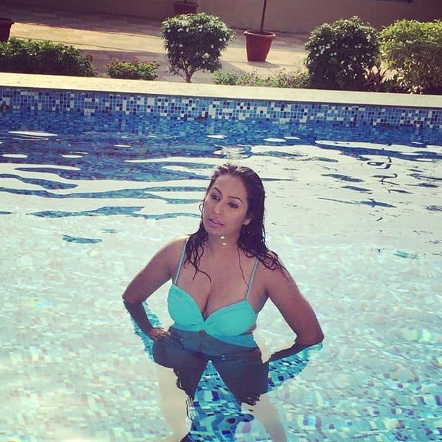 पूल में उतरी कश्मीरा बेहद हॉट नजर आ रही हैं.