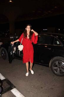 एयरपोर्ट पर टाइगर श्रॉफ ने की दिशा पटानी की गोद की सवारी