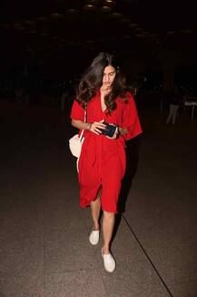 एयरपोर्ट पर टाइगर श्रॉफ ने की दिशा पटानी की गोद की सवारी