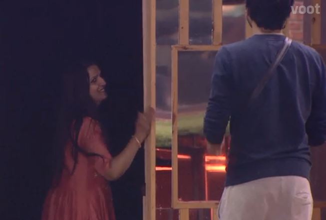 Bigg Boss 11: विकास ने रोने पर अपनी मां को कही 'मुंह तोड़ने' की बात, सोशल मीडिया पर मिले ये जवाब Bigg Boss 11: Social Media Users lashes out at Vikas Gupta Bigg Boss 11: विकास ने रोने पर अपनी मां को कही 'मुंह तोड़ने' की बात, सोशल मीडिया पर मिले ये जवाब