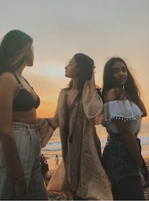 Besties के साथ बाली में नया साल का धमाकेदार जश्न मना रही हैं आलिया भट्ट