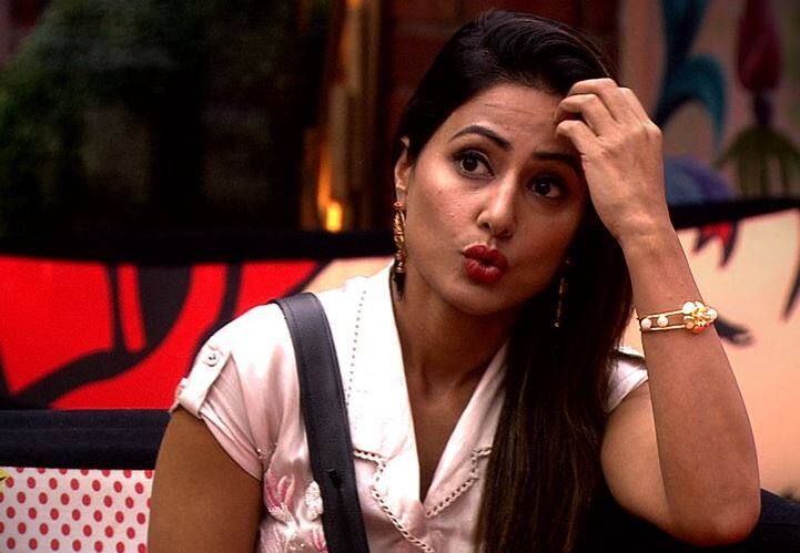 Bigg Boss 11: Hina Khan Said Vikas Gupta doesn’t remain himself clean Bigg Boss 11: हिना खान ने कहा- विकास गुप्ता में से आती है 'बदबू', देखें वीडियो