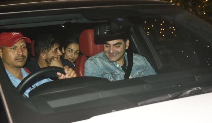 पार्टी में जहां मलाइका और अरबाज साथ में पहुंचे थे वहीं अमृता अपनी मां के साथ नजर आईं.