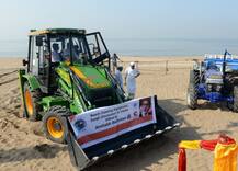 स्वच्छता अभियान के लिए बिग बी ने उठाया कदम, भेंट किया ट्रेक्टर और खुदाई मशीन