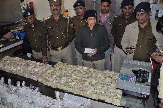 Meerut Police, Rs. 25 crores old notes recovered मेरठ पुलिस को मिली बड़ी कामयाबी, 25 करोड़ रुपए के पुराने नोट किए बरामद