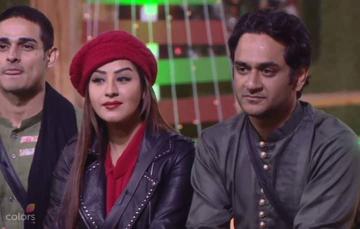  आपकी जानकारी के लिए बता दें कि शिल्पा शिंदे घर की कैप्टन होने के चलते अगले हफ्ते नॉमिनेशन प्रक्रिया से बची रहेंगी. जबकि सेमी फिनाले विक में आकाश, पुनीश, हिना, लव या विकास में से किसी एक कंटेस्टेंट की घर से छुट्टी हो सकती है.