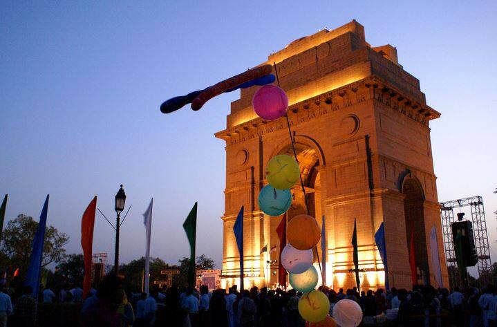 दिल्ली- दिल्ली पार्टी लवर्स के लिए बेस्ट प्लेस है. यहां ड्रिंक्स, सॉन्ग और लाइट्स का अनोखा कॉम्बिनेशन आपको मिलेगा. यहां बहुत सी ऐसी जगहें हैं जहां आप बिंदास एन्जॉय कर सकते हैं. महंगे नाइट क्लब और प्राइवेट लॉन्ज के अलावा यहां कई ऐसी जगहें हैं जहां आप आराम से पार्टीज कर सकते हैं. यहां कुछ जगहों पर लाइव डीजे पार्टी का मजा भी ले सकते हैं. इसके लिए आपको एडवांस में अपनी टिकट बुक करवानी होती है. बहुत से लोग न्यू ईयर का वैलकम करने के लिए इंडिया गेट पर जाना पसंद करते हैं. न्यू ईयर के लिए ये प्राइम लोकेशन मानी जाती है.