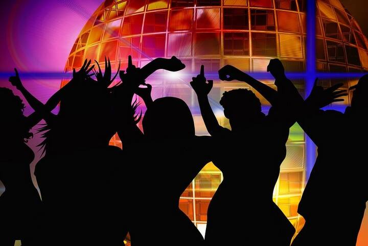 न्यू ईयर आने में सिर्फ एक दिन और बचा है. लोग नए साल के आगमन की जोर-शोर से तैयारियां कर रहे हैं. कुछ लोग तो पहले से ही इसका जश्न मनाने के लिए छुट्टियों पर जा चुके हैं. अगर आप अब तक न्यू ईयर का जश्न मनाने की प्लानिंग नहीं कर पाएं हैं तो हम आपको इंडिया की ऐसी खूबसूरत जगहों के बारे में बताने जा रहे हैं जहां आपको लाइफ में कम से कम एक बार न्यू ईयर जरूर मनाना चाहिए. 