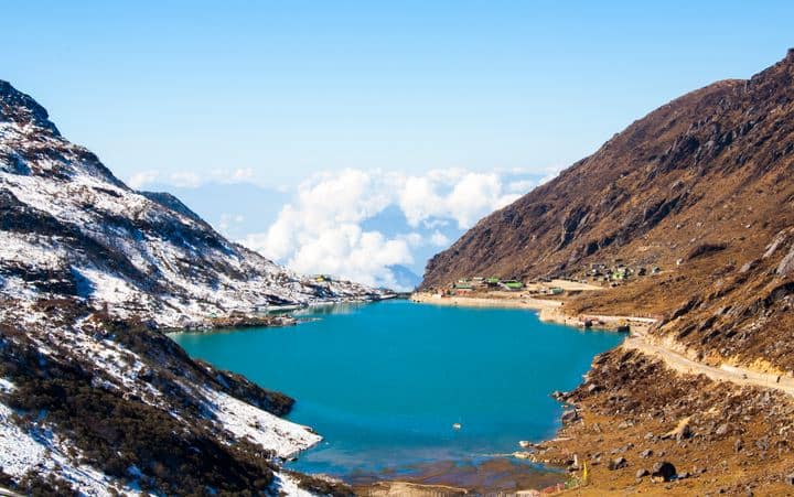 गंगटोक - गंगटोक नॉर्थ ईस्ट इंडिया का बेस्ट टूरिस्ट डेस्टिनेशन है. जहां आप आराम से न्यू ईयर एन्जॉय कर सकते हैं. इस समय गंगटोक बर्फ की चादर से ढका होता है जो कि दिखने में बेहद खूबसूरत लगता है. यहां आई स्कींग और स्नो बोर्डिंग करके आप न्यू ईयर एन्जॉय कर सकते हैं. यहां लोकल पब और बार की भी कमी नहीं है. 