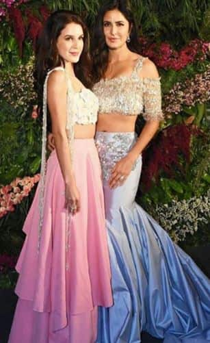  अभी हाल ही में इसाबेला अपनी बहन कटरीना कैफ के साथ अनुष्का और विराट की शादी में कैमरे के सामने पोज़ देते हुए नजर आईं. 