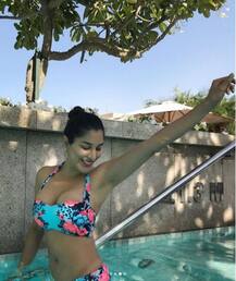 New Year 2018: मनीष मल्होत्रा और लड़कों के साथ पूल में मस्ती करती नज़र आईं सोफी चौधरी