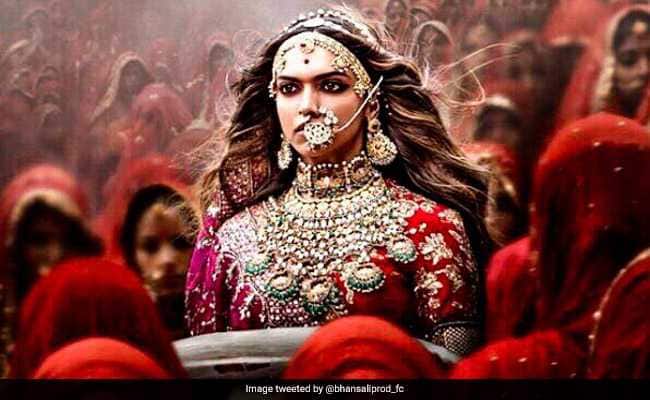 पद्मावती- इस फिल्म को लेकर बवाल अब तक जारी है. डायरेक्टर संजय लीला भंसाली पर आरोप है कि उन्होंने इस फिल्म में इतिहास से छेड़छाड़ की है. करणी सेना इस फिल्म का जमकर विरोध कर रही है. उनका कहना है कि फिल्म में पद्मावती और खिलजी के बीच आपत्तिजनक सीन फिल्माए गए हैं, जिससे उनकी भावनाओं को ठेस पहुंची है. हालांकि भंसाली इन आरोपों को नकार चुके हैं.