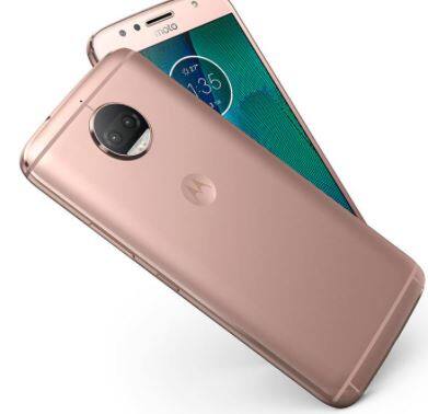 Moto G5S Plus: नए साल के मौके पर लेनोवो ओन्ड मोटोरोला के बजट स्मार्टफोन मोटो G5S प्लस की कीमत में कटौती हुई है. इस 1,000 रुपये की कटौती के साथ ही अब ये स्मार्टफोन 14,999 रुपये में उपलब्ध है. इस स्मार्टफोन की कीमत 15,999 रुपये थी. मोटो G5S प्लस एक्सक्लुसिव तौर पर Amazon.in और मोटो हब स्टोर्स पर बिक्री के लिए उपलब्ध होगा. इस स्मार्टफोन को ब्लश गोल्ड और लूनर ग्रे कलर वेरिएंट में खरीद सकते हैं. इसमें 13 मेगापिक्सल का डुअल रियर कैमरा सेटअप दिया गया है वहीं 8 मोगापिक्सल का फ्रंट फेसिंग कैमरा दिया गया है जो फ्लैश के साथ आता है. स्नैपड्रैगन 625, 4 जीबी रैम, एंड्रॉयड नूगा 7.1 ओएस और 3000mAh की बैटरी दी गई है.