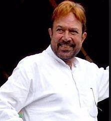 बॉलीवुड एक्टर राजेश खन्ना ने साल 1992 में दिल्ली से लोकसभा पर जीत दर्ज की थी. सांसद चुने जाने के बाद राजेश खन्ना ने सभी फिल्मों के ऑफर को ठुकरा दिया था. हालांकि बाद में कांग्रेस छेड़ने के बाद वो पार्टी के 2012 में प्रचारक भी रहे थे. 