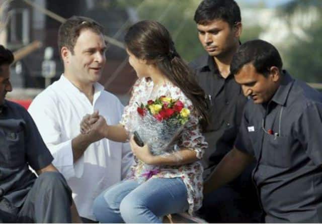 गुजरात के भरुच में राहुल के रोड शो के दौरान एसपीजी को चकमा देकर एक लड़की राहुल गांधी के वैन पर चढ़ गई. यह तस्वीर काफी वायरल हुई थी.
