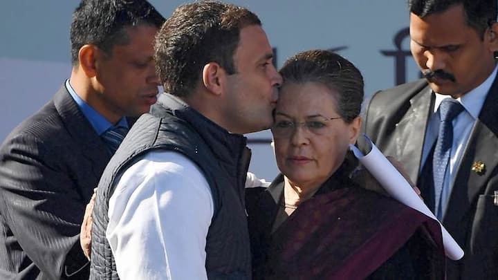 राहुल गांधी ने कांग्रेस अध्यक्ष पद संभालने के बाद अपनी मां सोनिया गांधी के माथे को चूमा था. इस तस्वीर पर लोगों ने मिली जुली प्रतिक्रियाएं दी थी.