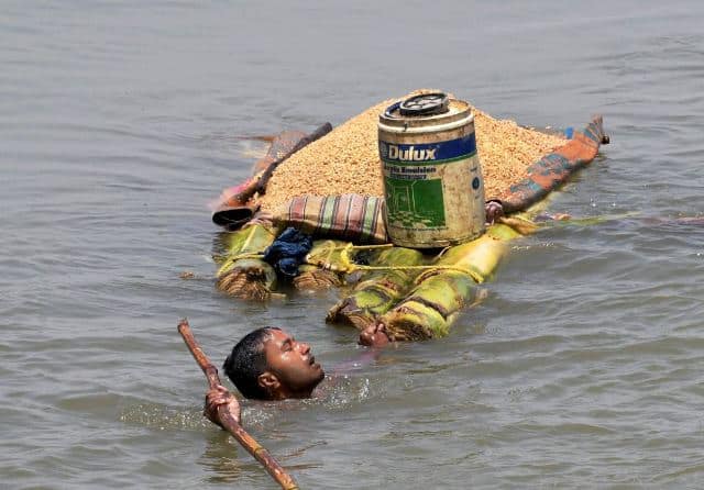 इस साल बिहार में बाढ़ ने काफी कहर बरपाया था. तस्वीर में एक शख्स है जो पानी में डूबने के बावजूद अपने अनाज को बचाने के लिए जद्दोजहद कर रहा है. इस तस्वीर ने सबको झिंझोड़ कर रख दिया था.