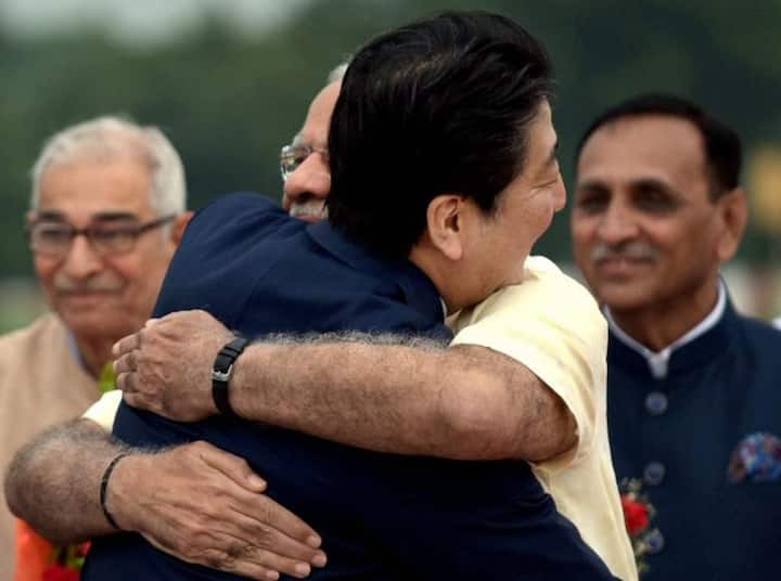 इसी साल प्रधानमंत्री नरेंद्र मोदी और जापान के पीएम शिंजो आबे ने अहमदाबाद में देश के पहली बुलेट ट्रेन प्रोजेक्ट का शिलान्यास किया था. इस दौरान दोनों पीएम गले मिले थे.