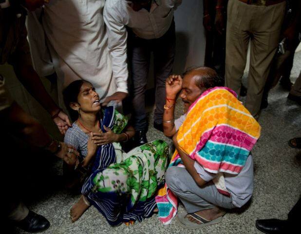 : गोरखपुर के बीआरडी अस्पताल में 10 अगस्त की शाम ऑक्सीजन सप्लाई का रुक गई थी. जिसकी वजह से 36 बच्चों की मौत हो गई थी. तस्वीर में एक मां है जो अपने बच्चे की मौत पर विलाप कर रही है.