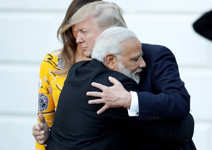 इस साल प्रधानमंत्री नरेंद्र मोदी ने अमेरिका के राष्ट्रपति डोनाल्ड ट्रंप से मुलाकात की थी. दौरा खत्म होने के बाद डोनाल्ड ट्रंप से पीएम मोदी को गले लगाकर विदा किया था. ट्रंप ने भारत को सबसे अच्छा दोस्त बताया था.