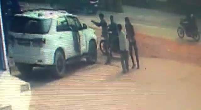 attack on bjp leader in gurugram बाइक पर आए बदमाशों ने भाजपा नेता को मारी गोली, सीसीटीवी में कैद हुए हमलावर