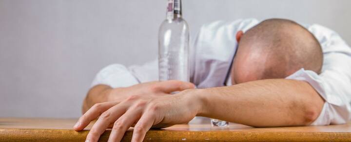 मंगोलिया - टमाटर के जूस में उल्लू की आंख डालकर पीते हैं.