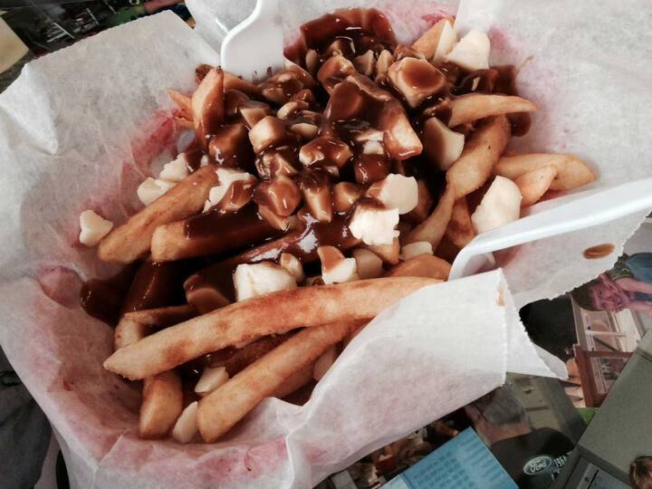 कनाडा- ये लोग हैंगओवर उतारने के लिए फ्रैंच फ्राइस में कालीमिर्च, कोर्न मिलाकर उसकी ग्रेवी बनाते हैं और कनाडियन चीज या दही से लगा कर खाते हैं. 