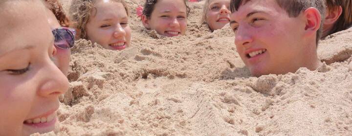 आयरलैंड- ये लोग नदी के किनारे गीली रेत मे खुद को गर्दन तक गाड़ कर हैंगओवर उतारते हैं. 