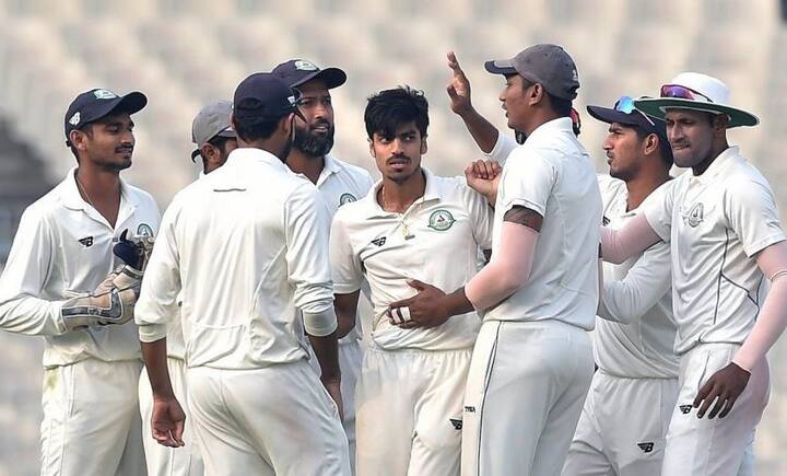 उनकी इस हैट्रिक का ही कमाल रहा कि उनकी 59 पर छह विकेट वाली स्पेल की बदौलत विदर्भ ने पहली पारी में दिल्ली को 250 रनों पर समेट दिया.